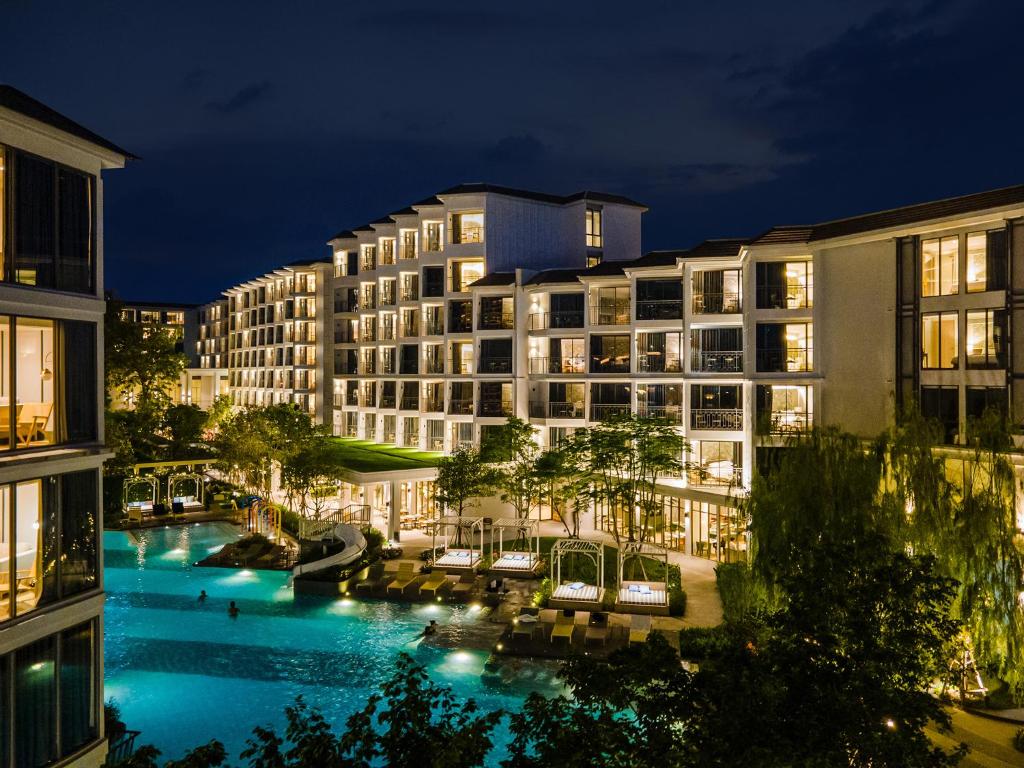 UHG四分之一湄南酒店外观图